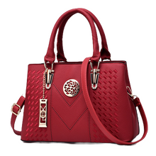 Bolsa de couro com bordado feminina