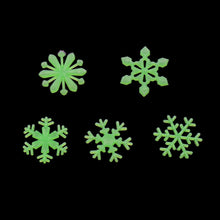 Pacote com 50 flocos de neve adesivos que brilham no escuro